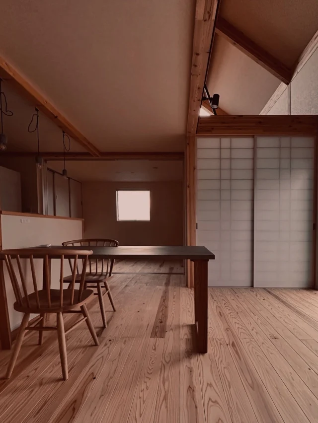 心身ともに落ち着ける空間　
和紙と杉床を組み合わせた日本の家は、自然素材ならではの優れた機能性と、視覚・触覚に訴える温かみにより、心身ともに落ち着ける空間を生み出します。  シンクホーム｜群馬
〜Wool＆Wood  
SHINKU HOME deaign FLAT HOUSE〜  自然素材でつくる平屋のデザインハウス専門店　  『流行に流されない』『自分らしさ』を大切にする住まいのアイデアをお届けします。  ＿＿＿＿＿＿＿＿＿＿＿＿＿＿＿＿　  資料請求・無料相談会・見学会の申し込みはHPからよろしくお願いします。
⬇️詳しくはプロフィールのリンクから
@shinku_home 
＿＿＿＿＿＿＿＿＿＿＿＿＿＿＿＿  【家づくりの特徴】
① 赤ちゃん基準のやさしい家づくり
アトピー､シックハウスに悩まされ･･･
羊毛断熱材･無垢材・コットン･しっくい・化学物資過敏症対応  ② 超長期優良住宅への取り組み
建築地と暮らし方で考える高断熱・高気密住宅
適地適作の家づくりで過剰スペックを抑える　  ③  平屋のすすめ
結婚・子育て・独立・夫婦二人・介護
コミュニケーション・家事楽だから永年満足　  ④  流行に流されない家　美しいデザインコードでつくる自由設計の平屋　企画住宅でありながら同じ家は一つもない、こだわりをめいっぱいつめこんでもけっして失敗しない、コンセプト型の注文住宅  ⑤  正しいライフプランのすすめ
借りられる住宅ローンで予算を決めてはいけない「変動､固定、団信、三大疾病、繰上げ返済、40年、50年、新NISA、イデコ･･･」
先ずは正しいお金の知識を身につけて下さい。  ⑥  床暖房も全館空調もいらない
実際の住み心地の体感
オーナー邸（シンクホームのＯＢ様）で展示場では伝わらないリアル暮らしを体感ください。　  ⑦  夢ノートではじめる家づくり　「自分らしさ」にとことんこだわりを。
家づくりの目的を明確にします。あなたの夢をあきらめない、妥協しない家づくり  〜〜〜〜〜〜〜〜〜〜〜〜〜〜〜
先ずは相談会へお越しください。
ご予約はホームページからお願いします🤲
プロフィールのリンクからHPへ
@shinku_home  #赤ちゃん基準の家づくり#自然素材の家 #無垢材 #羊毛断熱材 #高気密高断熱#長期優良住宅 
#流行に流されない
#あきることのないデザイン
#美しい平屋#平屋#ぐんまの平屋
#群馬工務店#前橋工務店#高崎工務店
#マイホーム#注文住宅#新築#住まい見学会
#シンクホーム