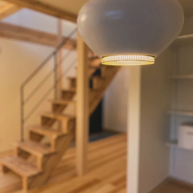 洗練された美しさと快適な光
ルイスポールセンの灯り  シンクホーム｜群馬
〜Wool＆Wood  
SHINKU HOME deaign FLAT HOUSE〜  自然素材でつくる平屋のデザインハウス専門店　  『流行に流されない』『自分らしさ』を大切にする住まいのアイデアをお届けします。  ＿＿＿＿＿＿＿＿＿＿＿＿＿＿＿＿　  資料請求・無料相談会・見学会の申し込みはHPからよろしくお願いします。
⬇️詳しくはプロフィールのリンクから
@shinku_home 
＿＿＿＿＿＿＿＿＿＿＿＿＿＿＿＿  【家づくりの特徴】
① 赤ちゃん基準のやさしい家づくり
アトピー､シックハウスに悩まされ･･･
羊毛断熱材･無垢材・コットン･しっくい・化学物資過敏症対応  ② 超長期優良住宅への取り組み
建築地と暮らし方で考える高断熱・高気密住宅
適地適作の家づくりで過剰スペックを抑える　  ③  平屋のすすめ
結婚・子育て・独立・夫婦二人・介護
コミュニケーション・家事楽だから永年満足　  ④  流行に流されない家　美しいデザインコードでつくる自由設計の平屋　企画住宅でありながら同じ家は一つもない、こだわりをめいっぱいつめこんでもけっして失敗しない、コンセプト型の注文住宅  ⑤  正しいライフプランのすすめ
借りられる住宅ローンで予算を決めてはいけない「変動､固定、団信、三大疾病、繰上げ返済、40年、50年、新NISA、イデコ･･･」
先ずは正しいお金の知識を身につけて下さい。  ⑥  床暖房も全館空調もいらない
実際の住み心地の体感
オーナー邸（シンクホームのＯＢ様）で展示場では伝わらないリアル暮らしを体感ください。　  ⑦  夢ノートではじめる家づくり　「自分らしさ」にとことんこだわりを。
家づくりの目的を明確にします。あなたの夢をあきらめない、妥協しない家づくり  〜〜〜〜〜〜〜〜〜〜〜〜〜〜〜
先ずは相談会へお越しください。
ご予約はホームページからお願いします🤲
プロフィールのリンクからHPへ
@shinku_home  #赤ちゃん基準の家づくり#自然素材の家 #無垢材 #羊毛断熱材 #高気密高断熱#長期優良住宅 
#流行に流されない
#あきることのないデザイン
#美しい平屋#平屋#ぐんまの平屋
#群馬工務店#前橋工務店#高崎工務店
#マイホーム#注文住宅#新築#住まい見学会
#シンクホーム