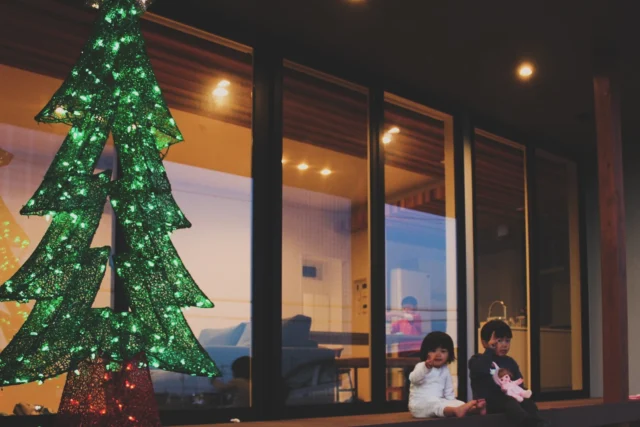 デッキで楽しむ　12月  シンクホーム｜群馬
〜Wool＆Wood  
SHINKU HOME deaign FLAT HOUSE〜  自然素材でつくる平屋のデザインハウス専門店　  『流行に流されない』『自分らしさ』を大切にする住まいのアイデアをお届けします。  ＿＿＿＿＿＿＿＿＿＿＿＿＿＿＿＿　  資料請求・無料相談会・見学会の申し込みはHPからよろしくお願いします。
⬇️詳しくはプロフィールのリンクから
@shinku_home 
＿＿＿＿＿＿＿＿＿＿＿＿＿＿＿＿  【家づくりの特徴】
① 赤ちゃん基準のやさしい家づくり
アトピー､シックハウスに悩まされ･･･
羊毛断熱材･無垢材・コットン･しっくい・化学物資過敏症対応  ② 超長期優良住宅への取り組み
建築地と暮らし方で考える高断熱・高気密住宅
適地適作の家づくりで過剰スペックを抑える　  ③  平屋のすすめ
結婚・子育て・独立・夫婦二人・介護
コミュニケーション・家事楽だから永年満足　  ④  流行に流されない家　美しいデザインコードでつくる自由設計の平屋　企画住宅でありながら同じ家は一つもない、こだわりをめいっぱいつめこんでもけっして失敗しない、コンセプト型の注文住宅  ⑤  正しいライフプランのすすめ
借りられる住宅ローンで予算を決めてはいけない「変動､固定、団信、三大疾病、繰上げ返済、40年、50年、新NISA、イデコ･･･」
先ずは正しいお金の知識を身につけて下さい。  ⑥  床暖房も全館空調もいらない
実際の住み心地の体感
オーナー邸（シンクホームのＯＢ様）で展示場では伝わらないリアル暮らしを体感ください。　  ⑦  夢ノートではじめる家づくり　「自分らしさ」にとことんこだわりを。
家づくりの目的を明確にします。あなたの夢をあきらめない、妥協しない家づくり  〜〜〜〜〜〜〜〜〜〜〜〜〜〜〜
先ずは相談会へお越しください。
ご予約はホームページからお願いします🤲
プロフィールのリンクからHPへ
@shinku_home  #赤ちゃん基準の家づくり#自然素材の家 #無垢材 #羊毛断熱材 #高気密高断熱#長期優良住宅 
#流行に流されない
#あきることのないデザイン
#美しい平屋#平屋#ぐんまの平屋
#群馬工務店#前橋工務店#高崎工務店
#マイホーム#注文住宅#新築#住まい見学会
#シンクホーム