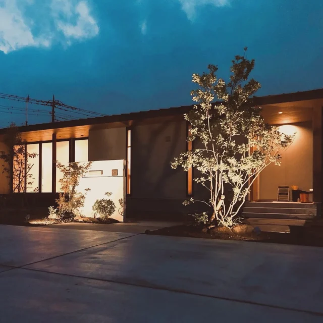 夜の我が家がもっと好きになる　迎える灯り  シンクホーム｜群馬
〜Wool＆Wood  
SHINKU HOME deaign FLAT HOUSE〜  自然素材でつくる平屋のデザインハウス専門店　  『流行に流されない』『自分らしさ』を大切にする住まいのアイデアをお届けします。  ＿＿＿＿＿＿＿＿＿＿＿＿＿＿＿＿　  資料請求・無料相談会・見学会の申し込みはHPからよろしくお願いします。
⬇️詳しくはプロフィールのリンクから
@shinku_home 
＿＿＿＿＿＿＿＿＿＿＿＿＿＿＿＿  【家づくりの特徴】
① 赤ちゃん基準のやさしい家づくり
アトピー､シックハウスに悩まされ･･･
羊毛断熱材･無垢材・コットン･しっくい・化学物資過敏症対応  ② 超長期優良住宅への取り組み
建築地と暮らし方で考える高断熱・高気密住宅
適地適作の家づくりで過剰スペックを抑える　  ③  平屋のすすめ
結婚・子育て・独立・夫婦二人・介護
コミュニケーション・家事楽だから永年満足　  ④  流行に流されない家　美しいデザインコードでつくる自由設計の平屋　企画住宅でありながら同じ家は一つもない、こだわりをめいっぱいつめこんでもけっして失敗しない、コンセプト型の注文住宅  ⑤  正しいライフプランのすすめ
借りられる住宅ローンで予算を決めてはいけない「変動､固定、団信、三大疾病、繰上げ返済、40年、50年、新NISA、イデコ･･･」
先ずは正しいお金の知識を身につけて下さい。  ⑥  床暖房も全館空調もいらない
実際の住み心地の体感
オーナー邸（シンクホームのＯＢ様）で展示場では伝わらないリアル暮らしを体感ください。　  ⑦  夢ノートではじめる家づくり　「自分らしさ」にとことんこだわりを。
家づくりの目的を明確にします。あなたの夢をあきらめない、妥協しない家づくり  〜〜〜〜〜〜〜〜〜〜〜〜〜〜〜
先ずは相談会へお越しください。
ご予約はホームページからお願いします🤲
プロフィールのリンクからHPへ
@shinku_home  #赤ちゃん基準の家づくり#自然素材の家 #無垢材 #羊毛断熱材 #高気密高断熱#長期優良住宅 
#流行に流されない
#あきることのないデザイン
#美しい平屋#平屋#ぐんまの平屋
#群馬工務店#前橋工務店#高崎工務店
#マイホーム#注文住宅#新築#住まい見学会
#シンクホーム