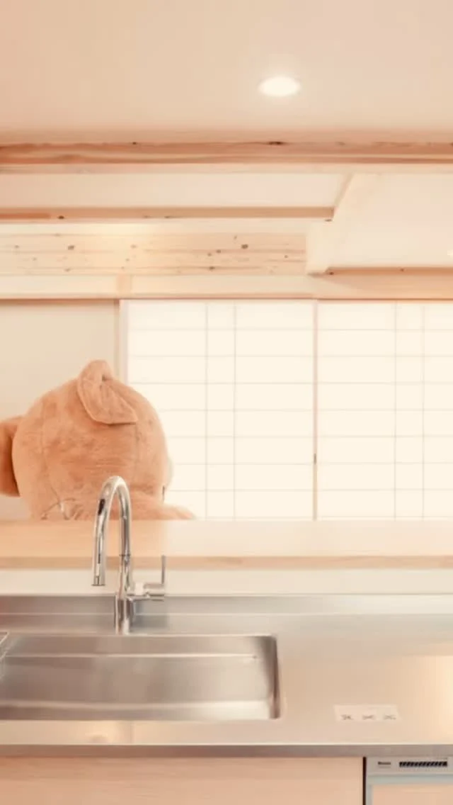 吹抜け最高！  シンクホーム｜群馬
〜Wool＆Wood  
SHINKU HOME deaign FLAT HOUSE〜  自然素材でつくる平屋のデザインハウス専門店　  『流行に流されない』『自分らしさ』を大切にする住まいのアイデアをお届けします。  ＿＿＿＿＿＿＿＿＿＿＿＿＿＿＿＿　  資料請求・無料相談会・見学会の申し込みはHPからよろしくお願いします。
⬇️詳しくはプロフィールのリンクから
@shinku_home 
＿＿＿＿＿＿＿＿＿＿＿＿＿＿＿＿  【家づくりの特徴】
① 赤ちゃん基準のやさしい家づくり
アトピー､シックハウスに悩まされ･･･
羊毛断熱材･無垢材・コットン･しっくい・化学物資過敏症対応  ② 超長期優良住宅への取り組み
建築地と暮らし方で考える高断熱・高気密住宅
適地適作の家づくりで過剰スペックを抑える　  ③  平屋のすすめ
結婚・子育て・独立・夫婦二人・介護
コミュニケーション・家事楽だから永年満足　  ④  流行に流されない家　美しいデザインコードでつくる自由設計の平屋　企画住宅でありながら同じ家は一つもない、こだわりをめいっぱいつめこんでもけっして失敗しない、コンセプト型の注文住宅  ⑤  正しいライフプランのすすめ
借りられる住宅ローンで予算を決めてはいけない「変動､固定、団信、三大疾病、繰上げ返済、40年、50年、新NISA、イデコ･･･」
先ずは正しいお金の知識を身につけて下さい。  ⑥  床暖房も全館空調もいらない
実際の住み心地の体感
オーナー邸（シンクホームのＯＢ様）で展示場では伝わらないリアル暮らしを体感ください。　  ⑦  夢ノートではじめる家づくり　「自分らしさ」にとことんこだわりを。
家づくりの目的を明確にします。あなたの夢をあきらめない、妥協しない家づくり  〜〜〜〜〜〜〜〜〜〜〜〜〜〜〜
先ずは相談会へお越しください。
ご予約はホームページからお願いします🤲
プロフィールのリンクからHPへ
@shinku_home  #赤ちゃん基準の家づくり#自然素材の家 #無垢材 #羊毛断熱材 #高気密高断熱#長期優良住宅 
#流行に流されない
#あきることのないデザイン
#美しい平屋#平屋#ぐんまの平屋
#群馬工務店#前橋工務店#高崎工務店
#マイホーム#注文住宅#新築#住まい見学会
#シンクホーム