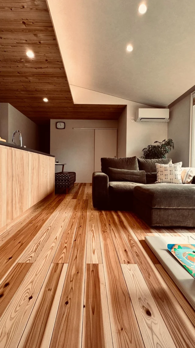 好きを飾る  シンクホーム｜群馬
〜Wool＆Wood  
SHINKU HOME deaign FLAT HOUSE〜  自然素材でつくる平屋のデザインハウス専門店　  『流行に流されない』『自分らしさ』を大切にする住まいのアイデアをお届けします。  ＿＿＿＿＿＿＿＿＿＿＿＿＿＿＿＿　  資料請求・無料相談会・見学会の申し込みはHPからよろしくお願いします。
⬇️詳しくはプロフィールのリンクから
@shinku_home 
＿＿＿＿＿＿＿＿＿＿＿＿＿＿＿＿  【家づくりの特徴】
① 赤ちゃん基準のやさしい家づくり
アトピー､シックハウスに悩まされ･･･
羊毛断熱材･無垢材・コットン･しっくい・化学物資過敏症対応  ② 超長期優良住宅への取り組み
建築地と暮らし方で考える高断熱・高気密住宅
適地適作の家づくりで過剰スペックを抑える　  ③  平屋のすすめ
結婚・子育て・独立・夫婦二人・介護
コミュニケーション・家事楽だから永年満足　  ④  流行に流されない家　美しいデザインコードでつくる自由設計の平屋　企画住宅でありながら同じ家は一つもない、こだわりをめいっぱいつめこんでもけっして失敗しない、コンセプト型の注文住宅  ⑤  正しいライフプランのすすめ
借りられる住宅ローンで予算を決めてはいけない「変動､固定、団信、三大疾病、繰上げ返済、40年、50年、新NISA、イデコ･･･」
先ずは正しいお金の知識を身につけて下さい。  ⑥  床暖房も全館空調もいらない
実際の住み心地の体感
オーナー邸（シンクホームのＯＢ様）で展示場では伝わらないリアル暮らしを体感ください。　  ⑦  夢ノートではじめる家づくり　「自分らしさ」にとことんこだわりを。
家づくりの目的を明確にします。あなたの夢をあきらめない、妥協しない家づくり  〜〜〜〜〜〜〜〜〜〜〜〜〜〜〜
先ずは相談会へお越しください。
ご予約はホームページからお願いします🤲
プロフィールのリンクからHPへ
@shinku_home  #赤ちゃん基準の家づくり#自然素材の家 #無垢材 #羊毛断熱材 #高気密高断熱#長期優良住宅 
#流行に流されない
#あきることのないデザイン
#美しい平屋#平屋#ぐんまの平屋
#群馬工務店#前橋工務店#高崎工務店
#マイホーム#注文住宅#新築#住まい見学会
#シンクホーム