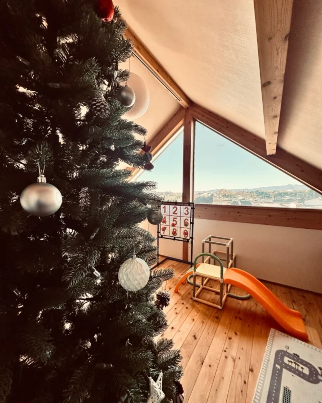 Merry Xmas🎄  流行は変わるけど、家族の記憶は色褪せない。
一瞬の「今っぽさ」より、ずっと続く「好き」を  シンクホーム｜群馬
〜Wool＆Wood  
SHINKU HOME deaign FLAT HOUSE〜  自然素材でつくる平屋のデザインハウス専門店　  『流行に流されない』『自分らしさ』を大切にする住まいのアイデアをお届けします。  ＿＿＿＿＿＿＿＿＿＿＿＿＿＿＿＿　  資料請求・無料相談会・見学会の申し込みはHPからよろしくお願いします。
⬇️詳しくはプロフィールのリンクから
@shinku_home 
＿＿＿＿＿＿＿＿＿＿＿＿＿＿＿＿  【家づくりの特徴】
① 赤ちゃん基準のやさしい家づくり
アトピー､シックハウスに悩まされ･･･
羊毛断熱材･無垢材・コットン･しっくい・化学物資過敏症対応  ② 超長期優良住宅への取り組み
建築地と暮らし方で考える高断熱・高気密住宅
適地適作の家づくりで過剰スペックを抑える　  ③  平屋のすすめ
結婚・子育て・独立・夫婦二人・介護
コミュニケーション・家事楽だから永年満足　  ④  流行に流されない家　美しいデザインコードでつくる自由設計の平屋　企画住宅でありながら同じ家は一つもない、こだわりをめいっぱいつめこんでもけっして失敗しない、コンセプト型の注文住宅  ⑤  正しいライフプランのすすめ
借りられる住宅ローンで予算を決めてはいけない「変動､固定、団信、三大疾病、繰上げ返済、40年、50年、新NISA、イデコ･･･」
先ずは正しいお金の知識を身につけて下さい。  ⑥  床暖房も全館空調もいらない
実際の住み心地の体感
オーナー邸（シンクホームのＯＢ様）で展示場では伝わらないリアル暮らしを体感ください。　  ⑦  夢ノートではじめる家づくり　「自分らしさ」にとことんこだわりを。
家づくりの目的を明確にします。あなたの夢をあきらめない、妥協しない家づくり  〜〜〜〜〜〜〜〜〜〜〜〜〜〜〜
先ずは相談会へお越しください。
ご予約はホームページからお願いします🤲
プロフィールのリンクからHPへ
@shinku_home  #赤ちゃん基準の家づくり#自然素材の家 #無垢材 #羊毛断熱材 #高気密高断熱長期優良住宅 
流行に流されない
あきることのないデザイン
美しい平屋平屋ぐんまの平屋
群馬工務店前橋工務店高崎工務店
マイホーム注文住宅新築住まい見学会
シンクホーム