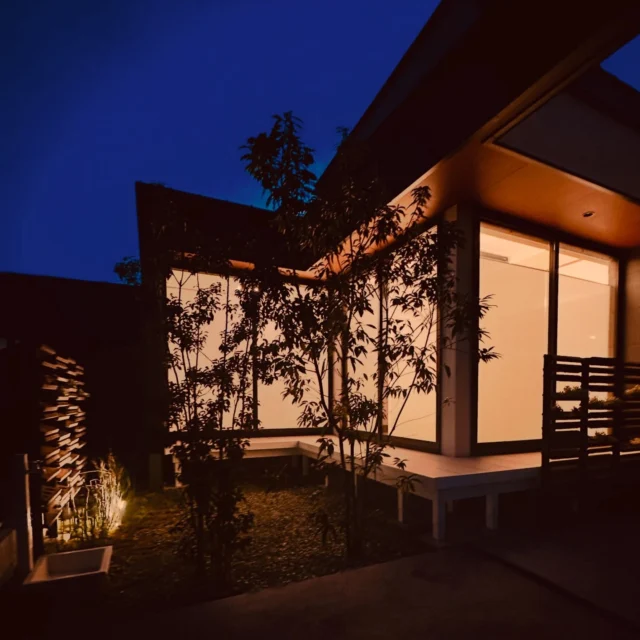 流行は変わるけど、家族の記憶は色褪せない。
一瞬の「今っぽさ」より、ずっと続く「好き」を  シンクホーム｜群馬
〜Wool＆Wood  
SHINKU HOME deaign FLAT HOUSE〜  自然素材でつくる平屋のデザインハウス専門店　  『流行に流されない』『自分らしさ』を大切にする住まいのアイデアをお届けします。  ＿＿＿＿＿＿＿＿＿＿＿＿＿＿＿＿　  資料請求・無料相談会・見学会の申し込みはHPからよろしくお願いします。
⬇️詳しくはプロフィールのリンクから
@shinku_home 
＿＿＿＿＿＿＿＿＿＿＿＿＿＿＿＿  【家づくりの特徴】
① 赤ちゃん基準のやさしい家づくり
アトピー､シックハウスに悩まされ･･･
羊毛断熱材･無垢材・コットン･しっくい・化学物資過敏症対応  ② 超長期優良住宅への取り組み
建築地と暮らし方で考える高断熱・高気密住宅
適地適作の家づくりで過剰スペックを抑える　  ③  平屋のすすめ
結婚・子育て・独立・夫婦二人・介護
コミュニケーション・家事楽だから永年満足　  ④  流行に流されない家　美しいデザインコードでつくる自由設計の平屋　企画住宅でありながら同じ家は一つもない、こだわりをめいっぱいつめこんでもけっして失敗しない、コンセプト型の注文住宅  ⑤  正しいライフプランのすすめ
借りられる住宅ローンで予算を決めてはいけない「変動､固定、団信、三大疾病、繰上げ返済、40年、50年、新NISA、イデコ･･･」
先ずは正しいお金の知識を身につけて下さい。  ⑥  床暖房も全館空調もいらない
実際の住み心地の体感
オーナー邸（シンクホームのＯＢ様）で展示場では伝わらないリアル暮らしを体感ください。　  ⑦  夢ノートではじめる家づくり　「自分らしさ」にとことんこだわりを。
家づくりの目的を明確にします。あなたの夢をあきらめない、妥協しない家づくり  〜〜〜〜〜〜〜〜〜〜〜〜〜〜〜
先ずは相談会へお越しください。
ご予約はホームページからお願いします🤲
プロフィールのリンクからHPへ
@shinku_home  #赤ちゃん基準の家づくり#自然素材の家 #無垢材 #羊毛断熱材 #シンクホーム
流行に流されない
あきることのないデザイン
美しい平屋平屋ぐんまの平屋
群馬工務店前橋工務店高崎工務店
マイホーム注文住宅新築住まい見学会
シンクホーム