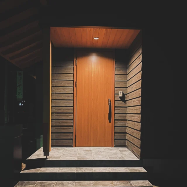 流行は変わるけど、家族の記憶は色褪せない。
一瞬の「今っぽさ」より、ずっと続く「好き」を  シンクホーム｜群馬
〜Wool＆Wood  
SHINKU HOME deaign FLAT HOUSE〜  自然素材でつくる平屋のデザインハウス専門店　  『流行に流されない』『自分らしさ』を大切にする住まいのアイデアをお届けします。  ＿＿＿＿＿＿＿＿＿＿＿＿＿＿＿＿　  資料請求・無料相談会・見学会の申し込みはHPからよろしくお願いします。
⬇️詳しくはプロフィールのリンクから
@shinku_home 
＿＿＿＿＿＿＿＿＿＿＿＿＿＿＿＿  【家づくりの特徴】
① 赤ちゃん基準のやさしい家づくり
アトピー､シックハウスに悩まされ･･･
羊毛断熱材･無垢材・コットン･しっくい・化学物資過敏症対応  ② 超長期優良住宅への取り組み
建築地と暮らし方で考える高断熱・高気密住宅
適地適作の家づくりで過剰スペックを抑える　  ③  平屋のすすめ
結婚・子育て・独立・夫婦二人・介護
コミュニケーション・家事楽だから永年満足　  ④  流行に流されない家　美しいデザインコードでつくる自由設計の平屋　企画住宅でありながら同じ家は一つもない、こだわりをめいっぱいつめこんでもけっして失敗しない、コンセプト型の注文住宅  ⑤  正しいライフプランのすすめ
借りられる住宅ローンで予算を決めてはいけない「変動､固定、団信、三大疾病、繰上げ返済、40年、50年、新NISA、イデコ･･･」
先ずは正しいお金の知識を身につけて下さい。  ⑥  床暖房も全館空調もいらない
実際の住み心地の体感
オーナー邸（シンクホームのＯＢ様）で展示場では伝わらないリアル暮らしを体感ください。　  ⑦  夢ノートではじめる家づくり　「自分らしさ」にとことんこだわりを。
家づくりの目的を明確にします。あなたの夢をあきらめない、妥協しない家づくり  〜〜〜〜〜〜〜〜〜〜〜〜〜〜〜
先ずは相談会へお越しください。
ご予約はホームページからお願いします🤲
プロフィールのリンクからHPへ
@shinku_home  #赤ちゃん基準の家づくり#自然素材の家 #無垢材 #羊毛断熱材 高気密高断熱長期優良住宅 
流行に流されない
あきることのないデザイン
美しい平屋平屋ぐんまの平屋
群馬工務店前橋工務店高崎工務店
マイホーム注文住宅新築住まい見学会
#シンクホーム