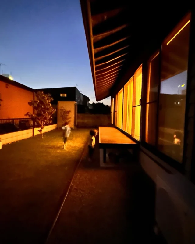 流行は変わるけど、家族の記憶は色褪せない。
一瞬の「今っぽさ」より、ずっと続く「好き」を  シンクホーム｜群馬
〜Wool＆Wood  
SHINKU HOME deaign FLAT HOUSE〜  自然素材でつくる平屋のデザインハウス専門店　  『流行に流されない』『自分らしさ』を大切にする住まいのアイデアをお届けします。  ＿＿＿＿＿＿＿＿＿＿＿＿＿＿＿＿　  資料請求・無料相談会・見学会の申し込みはHPからよろしくお願いします。
⬇️詳しくはプロフィールのリンクから
@shinku_home 
＿＿＿＿＿＿＿＿＿＿＿＿＿＿＿＿  【家づくりの特徴】
① 赤ちゃん基準のやさしい家づくり
アトピー､シックハウスに悩まされ･･･
羊毛断熱材･無垢材・コットン･しっくい・化学物資過敏症対応  ② 超長期優良住宅への取り組み
建築地と暮らし方で考える高断熱・高気密住宅
適地適作の家づくりで過剰スペックを抑える　  ③  平屋のすすめ
結婚・子育て・独立・夫婦二人・介護
コミュニケーション・家事楽だから永年満足　  ④  流行に流されない家　美しいデザインコードでつくる自由設計の平屋　企画住宅でありながら同じ家は一つもない、こだわりをめいっぱいつめこんでもけっして失敗しない、コンセプト型の注文住宅  ⑤  正しいライフプランのすすめ
借りられる住宅ローンで予算を決めてはいけない「変動､固定、団信、三大疾病、繰上げ返済、40年、50年、新NISA、イデコ･･･」
先ずは正しいお金の知識を身につけて下さい。  ⑥  床暖房も全館空調もいらない
実際の住み心地の体感
オーナー邸（シンクホームのＯＢ様）で展示場では伝わらないリアル暮らしを体感ください。　  ⑦  夢ノートではじめる家づくり　「自分らしさ」にとことんこだわりを。
家づくりの目的を明確にします。あなたの夢をあきらめない、妥協しない家づくり  〜〜〜〜〜〜〜〜〜〜〜〜〜〜〜
先ずは相談会へお越しください。
ご予約はホームページからお願いします🤲
プロフィールのリンクからHPへ
@shinku_home  #赤ちゃん基準の家づくり#自然素材の家 #無垢材 #羊毛断熱材 #シンクホーム
流行に流されない
あきることのないデザイン
美しい平屋平屋ぐんまの平屋
群馬工務店前橋工務店高崎工務店
マイホーム注文住宅新築住まい見学会
シンクホーム