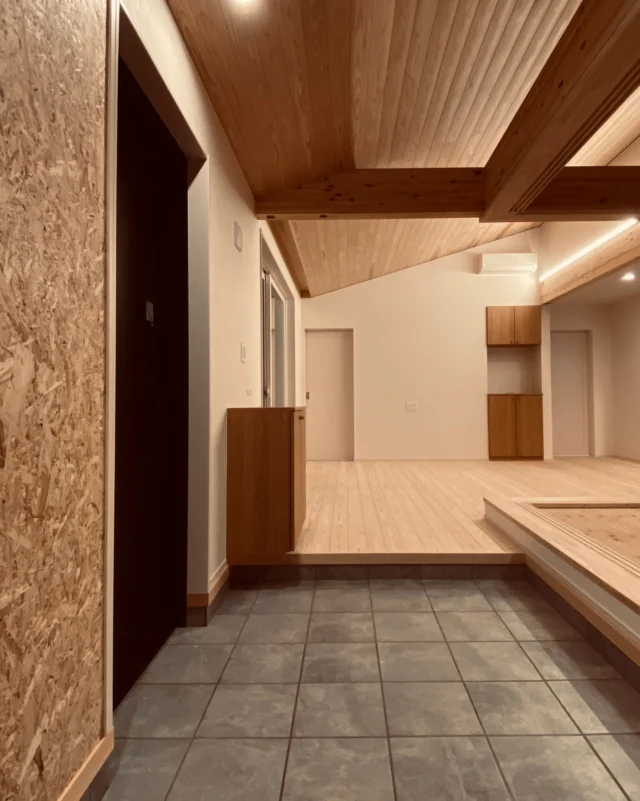 開放感全開のオープンリビング　  流行は変わるけど、家族の記憶は色褪せない。
一瞬の「今っぽさ」より、ずっと続く「好き」を  シンクホーム｜群馬
〜Wool＆Wood  
SHINKU HOME deaign FLAT HOUSE〜  自然素材でつくる平屋のデザインハウス専門店　  『流行に流されない』『自分らしさ』を大切にする住まいのアイデアをお届けします。  ＿＿＿＿＿＿＿＿＿＿＿＿＿＿＿＿　  資料請求・無料相談会・見学会の申し込みはHPからよろしくお願いします。
⬇️詳しくはプロフィールのリンクから
@shinku_home 
＿＿＿＿＿＿＿＿＿＿＿＿＿＿＿＿  【家づくりの特徴】
① 赤ちゃん基準のやさしい家づくり
アトピー､シックハウスに悩まされ･･･
羊毛断熱材･無垢材・コットン･しっくい・化学物資過敏症対応  ② 超長期優良住宅への取り組み
建築地と暮らし方で考える高断熱・高気密住宅
適地適作の家づくりで過剰スペックを抑える　  ③  平屋のすすめ
結婚・子育て・独立・夫婦二人・介護
コミュニケーション・家事楽だから永年満足　  ④  流行に流されない家　美しいデザインコードでつくる自由設計の平屋　企画住宅でありながら同じ家は一つもない、こだわりをめいっぱいつめこんでもけっして失敗しない、コンセプト型の注文住宅  ⑤  正しいライフプランのすすめ
借りられる住宅ローンで予算を決めてはいけない「変動､固定、団信、三大疾病、繰上げ返済、40年、50年、新NISA、イデコ･･･」
先ずは正しいお金の知識を身につけて下さい。  ⑥  床暖房も全館空調もいらない
実際の住み心地の体感
オーナー邸（シンクホームのＯＢ様）で展示場では伝わらないリアル暮らしを体感ください。　  ⑦  夢ノートではじめる家づくり　「自分らしさ」にとことんこだわりを。
家づくりの目的を明確にします。あなたの夢をあきらめない、妥協しない家づくり  〜〜〜〜〜〜〜〜〜〜〜〜〜〜〜
先ずは相談会へお越しください。
ご予約はホームページからお願いします🤲
プロフィールのリンクからHPへ
@shinku_home  #赤ちゃん基準の家づくり#自然素材の家 #無垢材 #羊毛断熱材 #高気密高断熱長期優良住宅 
流行に流されない
あきることのないデザイン
美しい平屋平屋ぐんまの平屋
群馬工務店前橋工務店高崎工務店
マイホーム注文住宅新築住まい見学会
シンクホーム