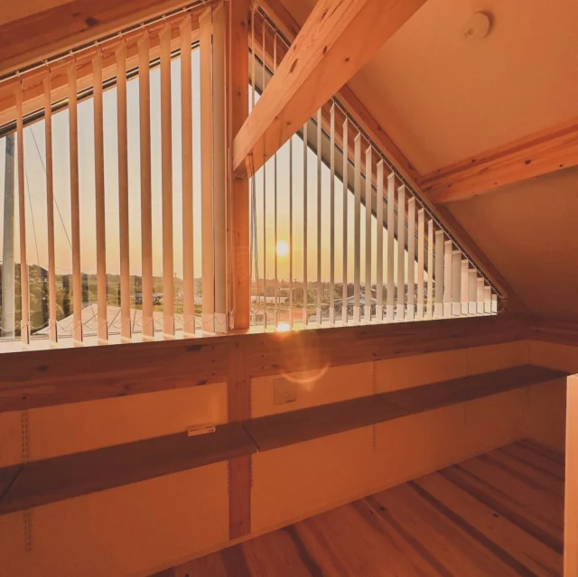 流行は変わるけど、家族の記憶は色褪せない。
一瞬の「今っぽさ」より、ずっと続く「好き」を  シンクホーム｜群馬
〜Wool＆Wood  
SHINKU HOME deaign FLAT HOUSE〜  自然素材でつくる平屋のデザインハウス専門店　  『流行に流されない』『自分らしさ』を大切にする住まいのアイデアをお届けします。  ＿＿＿＿＿＿＿＿＿＿＿＿＿＿＿＿　  資料請求・無料相談会・見学会の申し込みはHPからよろしくお願いします。
⬇️詳しくはプロフィールのリンクから
@shinku_home 
＿＿＿＿＿＿＿＿＿＿＿＿＿＿＿＿  【家づくりの特徴】
① 赤ちゃん基準のやさしい家づくり
アトピー､シックハウスに悩まされ･･･
羊毛断熱材･無垢材・コットン･しっくい・化学物資過敏症対応  ② 超長期優良住宅への取り組み
建築地と暮らし方で考える高断熱・高気密住宅
適地適作の家づくりで過剰スペックを抑える　  ③  平屋のすすめ
結婚・子育て・独立・夫婦二人・介護
コミュニケーション・家事楽だから永年満足　  ④  流行に流されない家　美しいデザインコードでつくる自由設計の平屋　企画住宅でありながら同じ家は一つもない、こだわりをめいっぱいつめこんでもけっして失敗しない、コンセプト型の注文住宅  ⑤  正しいライフプランのすすめ
借りられる住宅ローンで予算を決めてはいけない「変動､固定、団信、三大疾病、繰上げ返済、40年、50年、新NISA、イデコ･･･」
先ずは正しいお金の知識を身につけて下さい。  ⑥  床暖房も全館空調もいらない
実際の住み心地の体感
オーナー邸（シンクホームのＯＢ様）で展示場では伝わらないリアル暮らしを体感ください。　  ⑦  夢ノートではじめる家づくり　「自分らしさ」にとことんこだわりを。
家づくりの目的を明確にします。あなたの夢をあきらめない、妥協しない家づくり  〜〜〜〜〜〜〜〜〜〜〜〜〜〜〜
先ずは相談会へお越しください。
ご予約はホームページからお願いします🤲
プロフィールのリンクからHPへ
@shinku_home  #赤ちゃん基準の家づくり#自然素材の家 #無垢材 #羊毛断熱材 #シンクホーム
流行に流されない
あきることのないデザイン
美しい平屋平屋ぐんまの平屋
群馬工務店前橋工務店高崎工務店
マイホーム注文住宅新築住まい見学会
シンクホーム