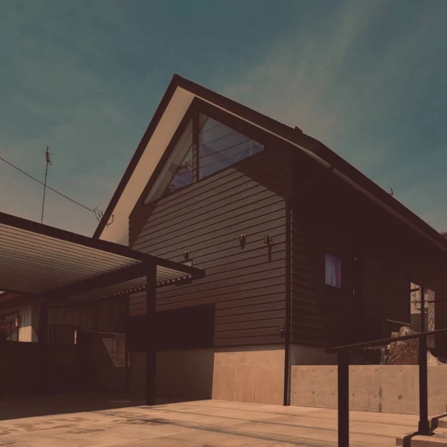 流行は変わるけど、家族の記憶は色褪せない。
一瞬の「今っぽさ」より、ずっと続く「好き」を  シンクホーム｜群馬
〜Wool＆Wood  
SHINKU HOME deaign FLAT HOUSE〜  自然素材でつくる平屋のデザインハウス専門店　  『流行に流されない』『自分らしさ』を大切にする住まいのアイデアをお届けします。  ＿＿＿＿＿＿＿＿＿＿＿＿＿＿＿＿　  資料請求・無料相談会・見学会の申し込みはHPからよろしくお願いします。
⬇️詳しくはプロフィールのリンクから
@shinku_home 
＿＿＿＿＿＿＿＿＿＿＿＿＿＿＿＿  【家づくりの特徴】
① 赤ちゃん基準のやさしい家づくり
アトピー､シックハウスに悩まされ･･･
羊毛断熱材･無垢材・コットン･しっくい・化学物資過敏症対応  ② 超長期優良住宅への取り組み
建築地と暮らし方で考える高断熱・高気密住宅
適地適作の家づくりで過剰スペックを抑える　  ③  平屋のすすめ
結婚・子育て・独立・夫婦二人・介護
コミュニケーション・家事楽だから永年満足　  ④  流行に流されない家　美しいデザインコードでつくる自由設計の平屋　企画住宅でありながら同じ家は一つもない、こだわりをめいっぱいつめこんでもけっして失敗しない、コンセプト型の注文住宅  ⑤  正しいライフプランのすすめ
借りられる住宅ローンで予算を決めてはいけない「変動､固定、団信、三大疾病、繰上げ返済、40年、50年、新NISA、イデコ･･･」
先ずは正しいお金の知識を身につけて下さい。  ⑥  床暖房も全館空調もいらない
実際の住み心地の体感
オーナー邸（シンクホームのＯＢ様）で展示場では伝わらないリアル暮らしを体感ください。　  ⑦  夢ノートではじめる家づくり　「自分らしさ」にとことんこだわりを。
家づくりの目的を明確にします。あなたの夢をあきらめない、妥協しない家づくり  〜〜〜〜〜〜〜〜〜〜〜〜〜〜〜
先ずは相談会へお越しください。
ご予約はホームページからお願いします🤲
プロフィールのリンクからHPへ
@shinku_home  #赤ちゃん基準の家づくり#自然素材の家 #無垢材 #羊毛断熱材 #高気密高断熱長期優良住宅 
流行に流されない
あきることのないデザイン
美しい平屋平屋ぐんまの平屋
群馬工務店前橋工務店高崎工務店
マイホーム注文住宅新築住まい見学会
シンクホーム