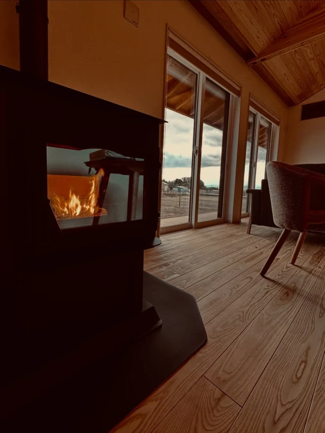 流行は変わるけど、家族の記憶は色褪せない。
一瞬の「今っぽさ」より、ずっと続く「好き」を  シンクホーム｜群馬
〜Wool＆Wood  
SHINKU HOME deaign FLAT HOUSE〜  自然素材でつくる平屋のデザインハウス専門店　  『流行に流されない』『自分らしさ』を大切にする住まいのアイデアをお届けします。  ＿＿＿＿＿＿＿＿＿＿＿＿＿＿＿＿　  資料請求・無料相談会・見学会の申し込みはHPからよろしくお願いします。
⬇️詳しくはプロフィールのリンクから
@shinku_home 
＿＿＿＿＿＿＿＿＿＿＿＿＿＿＿＿  【家づくりの特徴】
① 赤ちゃん基準のやさしい家づくり
アトピー､シックハウスに悩まされ･･･
羊毛断熱材･無垢材・コットン･しっくい・化学物資過敏症対応  ② 超長期優良住宅への取り組み
建築地と暮らし方で考える高断熱・高気密住宅
適地適作の家づくりで過剰スペックを抑える　  ③  平屋のすすめ
結婚・子育て・独立・夫婦二人・介護
コミュニケーション・家事楽だから永年満足　  ④  流行に流されない家　美しいデザインコードでつくる自由設計の平屋　企画住宅でありながら同じ家は一つもない、こだわりをめいっぱいつめこんでもけっして失敗しない、コンセプト型の注文住宅  ⑤  正しいライフプランのすすめ
借りられる住宅ローンで予算を決めてはいけない「変動､固定、団信、三大疾病、繰上げ返済、40年、50年、新NISA、イデコ･･･」
先ずは正しいお金の知識を身につけて下さい。  ⑥  床暖房も全館空調もいらない
実際の住み心地の体感
オーナー邸（シンクホームのＯＢ様）で展示場では伝わらないリアル暮らしを体感ください。　  ⑦  夢ノートではじめる家づくり　「自分らしさ」にとことんこだわりを。
家づくりの目的を明確にします。あなたの夢をあきらめない、妥協しない家づくり  〜〜〜〜〜〜〜〜〜〜〜〜〜〜〜
先ずは相談会へお越しください。
ご予約はホームページからお願いします🤲
プロフィールのリンクからHPへ
@shinku_home  #赤ちゃん基準の家づくり#自然素材の家 #無垢材 #羊毛断熱材 高気密高断熱長期優良住宅 
流行に流されない
あきることのないデザイン
美しい平屋平屋ぐんまの平屋
群馬工務店前橋工務店高崎工務店
マイホーム注文住宅新築住まい見学会
#シンクホーム