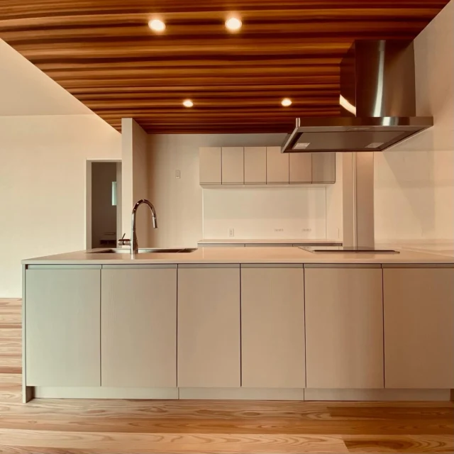 片付くが楽　キッチン裏収納
流行は変わるけど、家族の記憶は色褪せない。
一瞬の「今っぽさ」より、ずっと続く「好き」を  シンクホーム｜群馬
〜Wool＆Wood  
SHINKU HOME deaign FLAT HOUSE〜  自然素材でつくる平屋のデザインハウス専門店　  『流行に流されない』『自分らしさ』を大切にする住まいのアイデアをお届けします。  ＿＿＿＿＿＿＿＿＿＿＿＿＿＿＿＿　  資料請求・無料相談会・見学会の申し込みはHPからよろしくお願いします。
⬇️詳しくはプロフィールのリンクから
@shinku_home 
＿＿＿＿＿＿＿＿＿＿＿＿＿＿＿＿  【家づくりの特徴】
① 赤ちゃん基準のやさしい家づくり
アトピー､シックハウスに悩まされ･･･
羊毛断熱材･無垢材・コットン･しっくい・化学物資過敏症対応  ② 超長期優良住宅への取り組み
建築地と暮らし方で考える高断熱・高気密住宅
適地適作の家づくりで過剰スペックを抑える　  ③  平屋のすすめ
結婚・子育て・独立・夫婦二人・介護
コミュニケーション・家事楽だから永年満足　  ④  流行に流されない家　美しいデザインコードでつくる自由設計の平屋　企画住宅