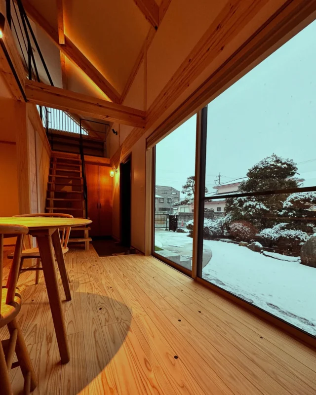 引き継がれる庭  流行は変わるけど、家族の記憶は色褪せない。
一瞬の「今っぽさ」より、ずっと続く「好き」を  シンクホーム｜群馬
〜Wool＆Wood  
SHINKU HOME deaign FLAT HOUSE〜  自然素材でつくる平屋のデザインハウス専門店　  『流行に流されない』『自分らしさ』を大切にする住まいのアイデアをお届けします。  ＿＿＿＿＿＿＿＿＿＿＿＿＿＿＿＿　  資料請求・無料相談会・見学会の申し込みはHPからよろしくお願いします。
⬇️詳しくはプロフィールのリンクから
@shinku_home 
＿＿＿＿＿＿＿＿＿＿＿＿＿＿＿＿  【家づくりの特徴】
① 赤ちゃん基準のやさしい家づくり
アトピー､シックハウスに悩まされ･･･
羊毛断熱材･無垢材・コットン･しっくい・化学物資過敏症対応  ② 超長期優良住宅への取り組み
建築地と暮らし方で考える高断熱・高気密住宅
適地適作の家づくりで過剰スペックを抑える　  ③  平屋のすすめ
結婚・子育て・独立・夫婦二人・介護
コミュニケーション・家事楽だから永年満足　  ④  流行に流されない家　美しいデザインコードでつくる自由設計の平屋　企画住宅でありながら同じ家は一つもない、こだわりをめいっぱいつめこんでもけっして失敗しない、コンセプト型の注文住宅  ⑤  正しいライフプランのすすめ
借りられる住宅ローンで予算を決めてはいけない「変動､固定、団信、三大疾病、繰上げ返済、40年、50年、新NISA、イデコ･･･」
先ずは正しいお金の知識を身につけて下さい。  ⑥  床暖房も全館空調もいらない
実際の住み心地の体感
オーナー邸（シンクホームのＯＢ様）で展示場では伝わらないリアル暮らしを体感ください。　  ⑦  夢ノートではじめる家づくり　「自分らしさ」にとことんこだわりを。
家づくりの目的を明確にします。あなたの夢をあきらめない、妥協しない家づくり  〜〜〜〜〜〜〜〜〜〜〜〜〜〜〜
先ずは相談会へお越しください。
ご予約はホームページからお願いします🤲
プロフィールのリンクからHPへ
@shinku_home  #赤ちゃん基準の家づくり#自然素材の家 #無垢材 #羊毛断熱材 #高気密高断熱長期優良住宅 
流行に流されない
あきることのないデザイン
美しい平屋平屋ぐんまの平屋
群馬工務店前橋工務店高崎工務店
マイホーム注文住宅新築住まい見学会
シンクホーム