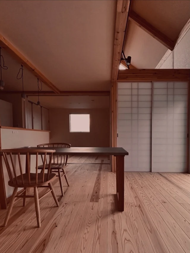 やわらかく仕切る  流行は変わるけど、家族の記憶は色褪せない。
一瞬の「今っぽさ」より、ずっと続く「好き」を  シンクホーム｜群馬
〜Wool＆Wood  
SHINKU HOME deaign FLAT HOUSE〜  自然素材でつくる平屋のデザインハウス専門店　  『流行に流されない』『自分らしさ』を大切にする住まいのアイデアをお届けします。  ＿＿＿＿＿＿＿＿＿＿＿＿＿＿＿＿　  資料請求・無料相談会・見学会の申し込みはHPからよろしくお願いします。
⬇️詳しくはプロフィールのリンクから
@shinku_home 
＿＿＿＿＿＿＿＿＿＿＿＿＿＿＿＿  【家づくりの特徴】
① 赤ちゃん基準のやさしい家づくり
アトピー､シックハウスに悩まされ･･･
羊毛断熱材･無垢材・コットン･しっくい・化学物資過敏症対応  ② 超長期優良住宅への取り組み
建築地と暮らし方で考える高断熱・高気密住宅
適地適作の家づくりで過剰スペックを抑える　  ③  平屋のすすめ
結婚・子育て・独立・夫婦二人・介護
コミュニケーション・家事楽だから永年満足　  ④  流行に流されない家　美しいデザインコードでつくる自由設計の平屋　企画住宅でありながら同じ家は一つもない、こだわりをめいっぱいつめこんでもけっして失敗しない、コンセプト型の注文住宅  ⑤  正しいライフプランのすすめ
借りられる住宅ローンで予算を決めてはいけない「変動､固定、団信、三大疾病、繰上げ返済、40年、50年、新NISA、イデコ･･･」
先ずは正しいお金の知識を身につけて下さい。  ⑥  床暖房も全館空調もいらない
実際の住み心地の体感
オーナー邸（シンクホームのＯＢ様）で展示場では伝わらないリアル暮らしを体感ください。　  ⑦  夢ノートではじめる家づくり　「自分らしさ」にとことんこだわりを。
家づくりの目的を明確にします。あなたの夢をあきらめない、妥協しない家づくり  〜〜〜〜〜〜〜〜〜〜〜〜〜〜〜
先ずは相談会へお越しください。
ご予約はホームページからお願いします🤲
プロフィールのリンクからHPへ
@shinku_home  #赤ちゃん基準の家づくり#自然素材の家 #無垢材 #羊毛断熱材 #高気密高断熱長期優良住宅 
流行に流されない
あきることのないデザイン
美しい平屋平屋ぐんまの平屋
群馬工務店前橋工務店高崎工務店
マイホーム注文住宅新築住まい見学会
シンクホーム