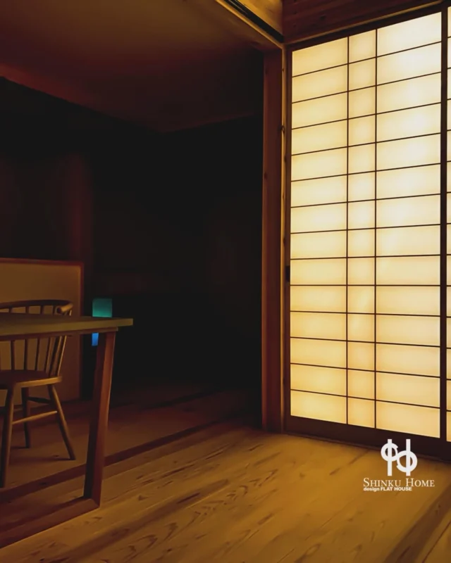 やさしく仕切る  流行は変わるけど、家族の記憶は色褪せない。
一瞬の「今っぽさ」より、ずっと続く「好き」を  シンクホーム｜群馬
〜Wool＆Wood  
SHINKU HOME deaign FLAT HOUSE〜  自然素材でつくる平屋のデザインハウス専門店　  『流行に流されない』『自分らしさ』を大切にする住まいのアイデアをお届けします。  ＿＿＿＿＿＿＿＿＿＿＿＿＿＿＿＿　  資料請求・無料相談会・見学会の申し込みはHPからよろしくお願いします。
⬇️詳しくはプロフィールのリンクから
@shinku_home 
＿＿＿＿＿＿＿＿＿＿＿＿＿＿＿＿  【家づくりの特徴】
① 赤ちゃん基準のやさしい家づくり
アトピー､シックハウスに悩まされ･･･
羊毛断熱材･無垢材・コットン･しっくい・化学物資過敏症対応  ② 超長期優良住宅への取り組み
建築地と暮らし方で考える高断熱・高気密住宅
適地適作の家づくりで過剰スペックを抑える　  ③  平屋のすすめ
結婚・子育て・独立・夫婦二人・介護
コミュニケーション・家事楽だから永年満足　  ④  流行に流されない家　美しいデザインコードでつくる自由設計の平屋　企画住宅でありながら同じ家は一つもない、こだわりをめいっぱいつめこんでもけっして失敗しない、コンセプト型の注文住宅  ⑤  正しいライフプランのすすめ
借りられる住宅ローンで予算を決めてはいけない「変動､固定、団信、三大疾病、繰上げ返済、40年、50年、新NISA、イデコ･･･」
先ずは正しいお金の知識を身につけて下さい。  ⑥  床暖房も全館空調もいらない
実際の住み心地の体感
オーナー邸（シンクホームのＯＢ様）で展示場では伝わらないリアル暮らしを体感ください。　  ⑦  夢ノートではじめる家づくり　「自分らしさ」にとことんこだわりを。
家づくりの目的を明確にします。あなたの夢をあきらめない、妥協しない家づくり  〜〜〜〜〜〜〜〜〜〜〜〜〜〜〜
先ずは相談会へお越しください。
ご予約はホームページからお願いします🤲
プロフィールのリンクからHPへ
@shinku_home  #赤ちゃん基準の家づくり#自然素材の家 #無垢材 #羊毛断熱材 #高気密高断熱長期優良住宅 
流行に流されない
あきることのないデザイン
美しい平屋平屋ぐんまの平屋
群馬工務店前橋工務店高崎工務店
マイホーム注文住宅新築住まい見学会
シンクホーム