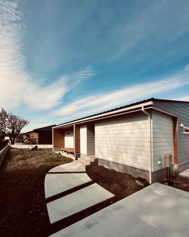 空とつながる、平屋のかたち
帰るのが、ちょっと楽しみになる家。  流行は変わるけど、家族の記憶は色褪せない。
一瞬の「今っぽさ」より、ずっと続く「好き」を  シンクホーム｜群馬
〜Wool＆Wood  
SHINKU HOME deaign FLAT HOUSE〜  自然素材でつくる平屋のデザインハウス専門店　  『流行に流されない』『自分らしさ』を大切にする住まいのアイデアをお届けします。  ＿＿＿＿＿＿＿＿＿＿＿＿＿＿＿＿　  資料請求・無料相談会・見学会の申し込みはHPからよろしくお願いします。
⬇️詳しくはプロフィールのリンクから
@shinku_home 
＿＿＿＿＿＿＿＿＿＿＿＿＿＿＿＿  【家づくりの特徴】
① 赤ちゃん基準のやさしい家づくり
アトピー､シックハウスに悩まされ･･･
羊毛断熱材･無垢材・コットン･しっくい・化学物資過敏症対応  ② 超長期優良住宅への取り組み
建築地と暮らし方で考える高断熱・高気密住宅
適地適作の家づくりで過剰スペックを抑える　  ③  平屋のすすめ
結婚・子育て・独立・夫婦二人・介護
コミュニケーション・家事楽だから永年満足　  ④  流行に流されない家　美しいデザインコードでつくる自由設計の平屋　企画住宅でありながら同じ家は一つもない、こだわりをめいっぱいつめこんでもけっして失敗しない、コンセプト型の注文住宅  ⑤  正しいライフプランのすすめ
借りられる住宅ローンで予算を決めてはいけない「変動､固定、団信、三大疾病、繰上げ返済、40年、50年、新NISA、イデコ･･･」
先ずは正しいお金の知識を身につけて下さい。  ⑥  床暖房も全館空調もいらない
実際の住み心地の体感
オーナー邸（シンクホームのＯＢ様）で展示場では伝わらないリアル暮らしを体感ください。　  ⑦  夢ノートではじめる家づくり　「自分らしさ」にとことんこだわりを。
家づくりの目的を明確にします。あなたの夢をあきらめない、妥協しない家づくり  〜〜〜〜〜〜〜〜〜〜〜〜〜〜〜
先ずは相談会へお越しください。
ご予約はホームページからお願いします🤲
プロフィールのリンクからHPへ
@shinku_home  #赤ちゃん基準の家づくり#自然素材の家 #無垢材 #羊毛断熱材 高気密高断熱長期優良住宅 
流行に流されない
あきることのないデザイン
美しい平屋平屋ぐんまの平屋
群馬工務店前橋工務店高崎工務店
マイホーム注文住宅新築住まい見学会
シンクホーム