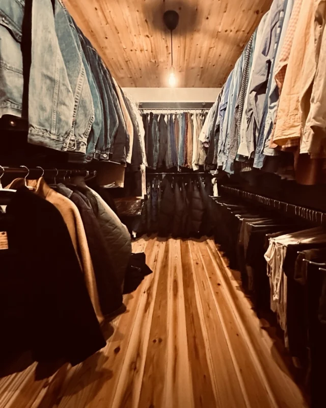 お気に入りが、静かに待っている  流行は変わるけど、家族の記憶は色褪せない。
一瞬の「今っぽさ」より、ずっと続く「好き」を  シンクホーム｜群馬
〜Wool＆Wood  
SHINKU HOME deaign FLAT HOUSE〜  自然素材でつくる平屋のデザインハウス専門店　  『流行に流されない』『自分らしさ』を大切にする住まいのアイデアをお届けします。  ＿＿＿＿＿＿＿＿＿＿＿＿＿＿＿＿　  資料請求・無料相談会・見学会の申し込みはHPからよろしくお願いします。
⬇️詳しくはプロフィールのリンクから
@shinku_home 
＿＿＿＿＿＿＿＿＿＿＿＿＿＿＿＿  【家づくりの特徴】
① 赤ちゃん基準のやさしい家づくり
アトピー､シックハウスに悩まされ･･･
羊毛断熱材･無垢材・コットン･しっくい・化学物資過敏症対応  ② 超長期優良住宅への取り組み
建築地と暮らし方で考える高断熱・高気密住宅
適地適作の家づくりで過剰スペックを抑える　  ③  平屋のすすめ
結婚・子育て・独立・夫婦二人・介護
コミュニケーション・家事楽だから永年満足　  ④  流行に流されない家　美しいデザインコードでつくる自由設計の平屋　企画住宅でありながら同じ家は一つもない、こだわりをめいっぱいつめこんでもけっして失敗しない、コンセプト型の注文住宅  ⑤  正しいライフプランのすすめ
借りられる住宅ローンで予算を決めてはいけない「変動､固定、団信、三大疾病、繰上げ返済、40年、50年、新NISA、イデコ･･･」
先ずは正しいお金の知識を身につけて下さい。  ⑥  床暖房も全館空調もいらない
実際の住み心地の体感
オーナー邸（シンクホームのＯＢ様）で展示場では伝わらないリアル暮らしを体感ください。　  ⑦  夢ノートではじめる家づくり　「自分らしさ」にとことんこだわりを。
家づくりの目的を明確にします。あなたの夢をあきらめない、妥協しない家づくり  〜〜〜〜〜〜〜〜〜〜〜〜〜〜〜
先ずは相談会へお越しください。
ご予約はホームページからお願いします🤲
プロフィールのリンクからHPへ
@shinku_home  #赤ちゃん基準の家づくり#自然素材の家 #無垢材 #羊毛断熱材 #高気密高断熱長期優良住宅 
流行に流されない
あきることのないデザイン
美しい平屋平屋ぐんまの平屋
群馬工務店前橋工務店高崎工務店
マイホーム注文住宅新築住まい見学会
シンクホーム