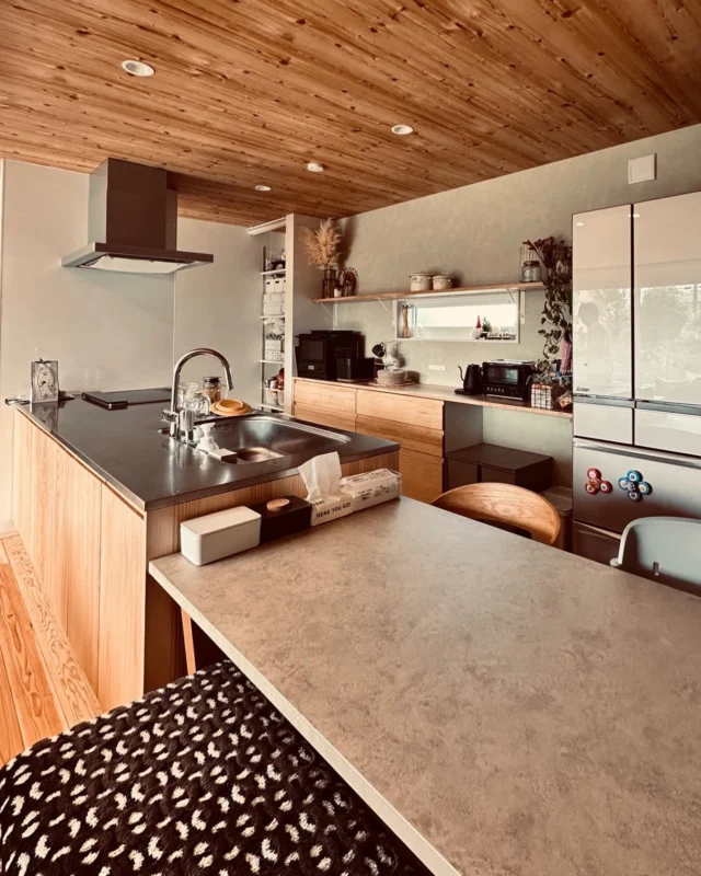 料理も会話も、ここに集まる  シンクホーム｜群馬
〜Wool＆Wood  
SHINKU HOME deaign FLAT HOUSE〜  自然素材でつくる平屋のデザインハウス専門店　  『流行に流されない』『自分らしさ』を大切にする住まいのアイデアをお届けします。  ＿＿＿＿＿＿＿＿＿＿＿＿＿＿＿＿　  資料請求・無料相談会・見学会の申し込みはHPからよろしくお願いします。
⬇️詳しくはプロフィールのリンクから
@shinku_home 
＿＿＿＿＿＿＿＿＿＿＿＿＿＿＿＿  【家づくりの特徴】
① 赤ちゃん基準のやさしい家づくり
アトピー､シックハウスに悩まされ･･･
羊毛断熱材･無垢材・コットン･しっくい・化学物資過敏症対応  ② 超長期優良住宅への取り組み
建築地と暮らし方で考える高断熱・高気密住宅
適地適作の家づくりで過剰スペックを抑える　  ③  平屋のすすめ
結婚・子育て・独立・夫婦二人・介護
コミュニケーション・家事楽だから永年満足　  ④  流行に流されない家　美しいデザインコードでつくる自由設計の平屋　企画住宅でありながら同じ家は一つもない、こだわりをめいっぱいつめこんでもけっして失敗しない、コンセプト型の注文住宅  ⑤  正しいライフプランのすすめ
借りられる住宅ローンで予算を決めてはいけない「変動､固定、団信、三大疾病、繰上げ返済、40年、50年、新NISA、イデコ･･･」
先ずは正しいお金の知識を身につけて下さい。  ⑥  床暖房も全館空調もいらない
実際の住み心地の体感
オーナー邸（シンクホームのＯＢ様）で展示場では伝わらないリアル暮らしを体感ください。　  ⑦  夢ノートではじめる家づくり　「自分らしさ」にとことんこだわりを。
家づくりの目的を明確にします。あなたの夢をあきらめない、妥協しない家づくり  〜〜〜〜〜〜〜〜〜〜〜〜〜〜〜
先ずは相談会へお越しください。
ご予約はホームページからお願いします🤲
プロフィールのリンクからHPへ
@shinku_home  #赤ちゃん基準の家づくり#自然素材の家 #無垢材 #羊毛断熱材 #高気密高断熱長期優良住宅 
流行に流されない
あきることのないデザイン
美しい平屋平屋ぐんまの平屋
群馬工務店前橋工務店高崎工務店
マイホーム注文住宅新築住まい見学会
シンクホーム