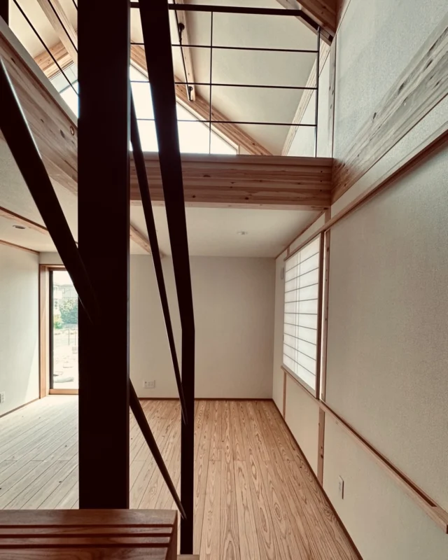 流行は変わるけど、家族の記憶は色褪せない。
一瞬の「今っぽさ」より、ずっと続く「好き」を  シンクホーム｜群馬
〜Wool＆Wood  
SHINKU HOME deaign FLAT HOUSE〜  自然素材でつくる平屋のデザインハウス専門店　  『流行に流されない』『自分らしさ』を大切にする住まいのアイデアをお届けします。  ＿＿＿＿＿＿＿＿＿＿＿＿＿＿＿＿　  資料請求・無料相談会・見学会の申し込みはHPからよろしくお願いします。
⬇️詳しくはプロフィールのリンクから
@shinku_home 
＿＿＿＿＿＿＿＿＿＿＿＿＿＿＿＿  【家づくりの特徴】
① 赤ちゃん基準のやさしい家づくり
アトピー､シックハウスに悩まされ･･･
羊毛断熱材･無垢材・コットン･しっくい・化学物資過敏症対応  ② 超長期優良住宅への取り組み
建築地と暮らし方で考える高断熱・高気密住宅
適地適作の家づくりで過剰スペックを抑える　  ③  平屋のすすめ
結婚・子育て・独立・夫婦二人・介護
コミュニケーション・家事楽だから永年満足　  ④  流行に流されない家　美しいデザインコードでつくる自由設計の平屋　企画住宅でありながら同じ家は一つもない、こだわりをめいっぱいつめこんでもけっして失敗しない、コンセプト型の注文住宅  ⑤  正しいライフプランのすすめ
借りられる住宅ローンで予算を決めてはいけない「変動､固定、団信、三大疾病、繰上げ返済、40年、50年、新NISA、イデコ･･･」
先ずは正しいお金の知識を身につけて下さい。  ⑥  床暖房も全館空調もいらない
実際の住み心地の体感
オーナー邸（シンクホームのＯＢ様）で展示場では伝わらないリアル暮らしを体感ください。　  ⑦  夢ノートではじめる家づくり　「自分らしさ」にとことんこだわりを。
家づくりの目的を明確にします。あなたの夢をあきらめない、妥協しない家づくり  〜〜〜〜〜〜〜〜〜〜〜〜〜〜〜
先ずは相談会へお越しください。
ご予約はホームページからお願いします🤲
プロフィールのリンクからHPへ
@shinku_home  #赤ちゃん基準の家づくり#自然素材の家 #無垢材 #羊毛断熱材 高気密高断熱長期優良住宅 
流行に流されない
あきることのないデザイン
美しい平屋平屋ぐんまの平屋
群馬工務店前橋工務店高崎工務店
マイホーム注文住宅新築住まい見学会
シンクホーム