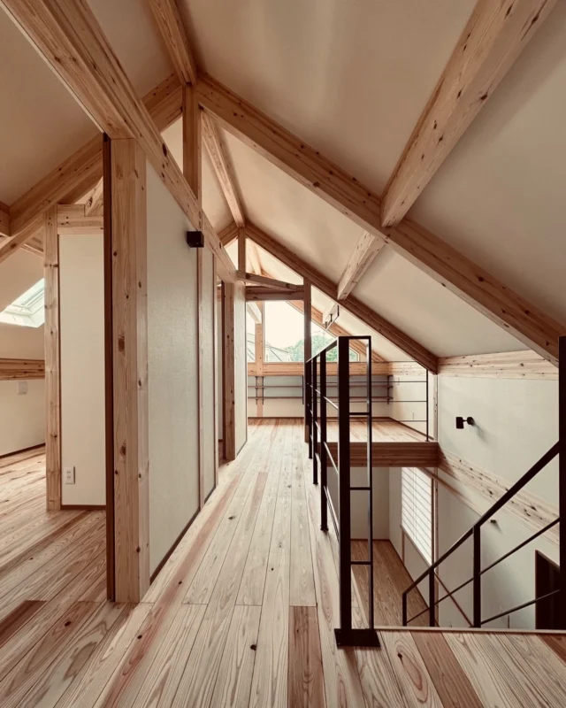 住むほどに、好きになる風景  流行は変わるけど、家族の記憶は色褪せない。
一瞬の「今っぽさ」より、ずっと続く「好き」を  シンクホーム｜群馬
〜Wool＆Wood  
SHINKU HOME deaign FLAT HOUSE〜  自然素材でつくる平屋のデザインハウス専門店　  『流行に流されない』『自分らしさ』を大切にする住まいのアイデアをお届けします。  ＿＿＿＿＿＿＿＿＿＿＿＿＿＿＿＿　  資料請求・無料相談会・見学会の申し込みはHPからよろしくお願いします。
⬇️詳しくはプロフィールのリンクから
@shinku_home 
＿＿＿＿＿＿＿＿＿＿＿＿＿＿＿＿  【家づくりの特徴】
① 赤ちゃん基準のやさしい家づくり
アトピー､シックハウスに悩まされ･･･
羊毛断熱材･無垢材・コットン･しっくい・化学物資過敏症対応  ② 超長期優良住宅への取り組み
建築地と暮らし方で考える高断熱・高気密住宅
適地適作の家づくりで過剰スペックを抑える　  ③  平屋のすすめ
結婚・子育て・独立・夫婦二人・介護
コミュニケーション・家事楽だから永年満足　  ④  流行に流されない家　美しいデザインコードでつくる自由設計の平屋　企画住宅でありながら同じ家は一つもない、こだわりをめいっぱいつめこんでもけっして失敗しない、コンセプト型の注文住宅  ⑤  正しいライフプランのすすめ
借りられる住宅ローンで予算を決めてはいけない「変動､固定、団信、三大疾病、繰上げ返済、40年、50年、新NISA、イデコ･･･」
先ずは正しいお金の知識を身につけて下さい。  ⑥  床暖房も全館空調もいらない
実際の住み心地の体感
オーナー邸（シンクホームのＯＢ様）で展示場では伝わらないリアル暮らしを体感ください。　  ⑦  夢ノートではじめる家づくり　「自分らしさ」にとことんこだわりを。
家づくりの目的を明確にします。あなたの夢をあきらめない、妥協しない家づくり  〜〜〜〜〜〜〜〜〜〜〜〜〜〜〜
先ずは相談会へお越しください。
ご予約はホームページからお願いします🤲
プロフィールのリンクからHPへ
@shinku_home  #赤ちゃん基準の家づくり#自然素材の家 #無垢材 #羊毛断熱材 高気密高断熱長期優良住宅 
流行に流されない
あきることのないデザイン
美しい平屋平屋ぐんまの平屋
群馬工務店前橋工務店高崎工務店
マイホーム注文住宅新築住まい見学会
シンクホーム