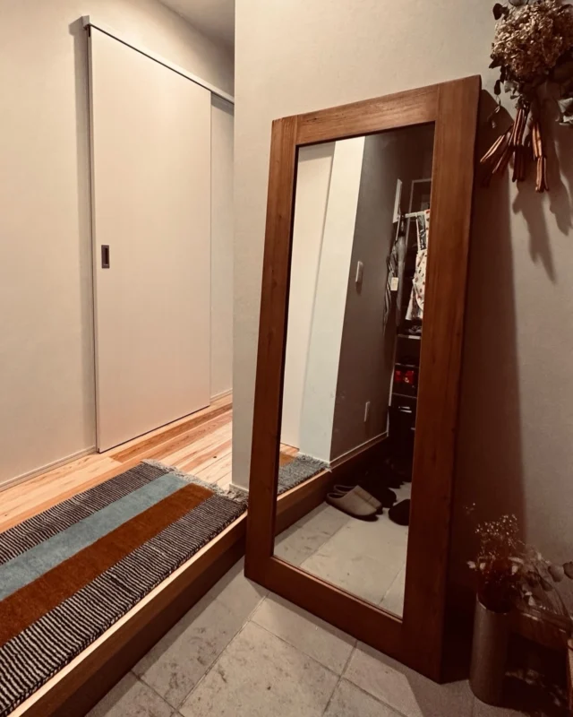 ここで、今日の自分に会う。  今年のトレンドより、10年後の思い出を。
一瞬の「今っぽさ」より、
ずっと続く「好き」を大切にしたい。  シンクホーム｜群馬
〜Wool＆Wood  
SHINKU HOME deaign FLAT HOUSE〜  自然素材でつくる平屋のデザインハウス専門店　  『流行に流されない』『自分らしさ』を大切にする住まいのアイデアをお届けします。  ＿＿＿＿＿＿＿＿＿＿＿＿＿＿＿＿　  資料請求・無料相談会・見学会の申し込みはHPからよろしくお願いします。
⬇️詳しくはプロフィールのリンクから
@shinku_home 
＿＿＿＿＿＿＿＿＿＿＿＿＿＿＿＿  【家づくりの特徴】
① 赤ちゃん基準のやさしい家づくり
アトピー､シックハウスに悩まされ･･･
羊毛断熱材･無垢材・コットン･しっくい・化学物資過敏症対応  ② 超長期優良住宅への取り組み
建築地と暮らし方で考える高断熱・高気密住宅
適地適作の家づくりで過剰スペックを抑える　  ③  平屋のすすめ
結婚・子育て・独立・夫婦二人・介護
コミュニケーション・家事楽だから永年満足　  ④  流行に流されない家　美しいデザインコードでつくる自由設計の平屋　企画住宅でありながら同じ家は一つもない、こだわりをめいっぱいつめこんでもけっして失敗しない、コンセプト型の注文住宅  ⑤  正しいライフプランのすすめ
借りられる住宅ローンで予算を決めてはいけない「変動､固定、団信、三大疾病、繰上げ返済、40年、50年、新NISA、イデコ･･･」
先ずは正しいお金の知識を身につけて下さい。  ⑥  床暖房も全館空調もいらない
実際の住み心地の体感
オーナー邸（シンクホームのＯＢ様）で展示場では伝わらないリアル暮らしを体感ください。　  ⑦  夢ノートではじめる家づくり　「自分らしさ」にとことんこだわりを。
家づくりの目的を明確にします。あなたの夢をあきらめない、妥協しない家づくり  〜〜〜〜〜〜〜〜〜〜〜〜〜〜〜
先ずは相談会へお越しください。
ご予約はホームページからお願いします🤲
プロフィールのリンクからHPへ
@shinku_home  #赤ちゃん基準の家づくり#自然素材の家 #無垢材 #羊毛断熱材 #高気密高断熱長期優良住宅 
流行に流されない
あきることのないデザイン
美しい平屋平屋ぐんまの平屋
群馬工務店前橋工務店高崎工務店
マイホーム注文住宅新築住まい見学会