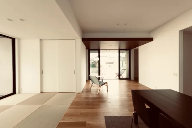 今年のトレンドより、10年後の思い出を。
一瞬の「今っぽさ」より、
ずっと続く「好き」を大切にしたい。  シンクホーム｜群馬
〜Wool＆Wood  
SHINKU HOME deaign FLAT HOUSE〜  自然素材でつくる平屋のデザインハウス専門店　  『流行に流されない』『自分らしさ』を大切にする住まいのアイデアをお届けします。  ＿＿＿＿＿＿＿＿＿＿＿＿＿＿＿＿　  資料請求・無料相談会・見学会の申し込みはHPからよろしくお願いします。
⬇️詳しくはプロフィールのリンクから
@shinku_home 
＿＿＿＿＿＿＿＿＿＿＿＿＿＿＿＿  【家づくりの特徴】
① 赤ちゃん基準のやさしい家づくり
アトピー､シックハウスに悩まされ･･･
羊毛断熱材･無垢材・コットン･しっくい・化学物資過敏症対応  ② 超長期優良住宅への取り組み
建築地と暮らし方で考える高断熱・高気密住宅
適地適作の家づくりで過剰スペックを抑える　  ③  平屋のすすめ
結婚・子育て・独立・夫婦二人・介護
コミュニケーション・家事楽だから永年満足　  ④  流行に流されない家　美しいデザインコードでつくる自由設計の平屋　企画住宅でありながら同じ家は一つもない、こだわりをめいっぱいつめこんでもけっして失敗しない、コンセプト型の注文住宅  ⑤  正しいライフプランのすすめ
借りられる住宅ローンで予算を決めてはいけない「変動､固定、団信、三大疾病、繰上げ返済、40年、50年、新NISA、イデコ･･･」
先ずは正しいお金の知識を身につけて下さい。  ⑥  床暖房も全館空調もいらない
実際の住み心地の体感
オーナー邸（シンクホームのＯＢ様）で展示場では伝わらないリアル暮らしを体感ください。　  ⑦  夢ノートではじめる家づくり　「自分らしさ」にとことんこだわりを。
家づくりの目的を明確にします。あなたの夢をあきらめない、妥協しない家づくり  〜〜〜〜〜〜〜〜〜〜〜〜〜〜〜
先ずは相談会へお越しください。
ご予約はホームページからお願いします🤲
プロフィールのリンクからHPへ
@shinku_home  #赤ちゃん基準の家づくり#自然素材の家 #無垢材 #羊毛断熱材 #高気密高断熱長期優良住宅 
流行に流されない
あきることのないデザイン
美しい平屋平屋ぐんまの平屋
群馬工務店前橋工務店高崎工務店
マイホーム注文住宅新築住まい見学会