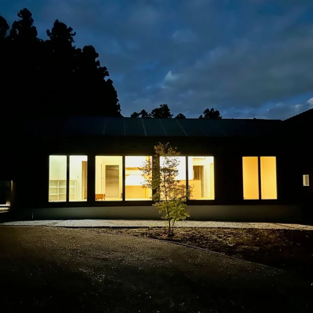 今年のトレンドより、10年後の思い出を。
一瞬の「今っぽさ」より、
ずっと続く「好き」を大切にしたい。  シンクホーム｜群馬
〜Wool＆Wood  
SHINKU HOME deaign FLAT HOUSE〜  自然素材でつくる平屋のデザインハウス専門店　  『流行に流されない』『自分らしさ』を大切にする住まいのアイデアをお届けします。  ＿＿＿＿＿＿＿＿＿＿＿＿＿＿＿＿　  資料請求・無料相談会・見学会の申し込みはHPからよろしくお願いします。
⬇️詳しくはプロフィールのリンクから
@shinku_home 
＿＿＿＿＿＿＿＿＿＿＿＿＿＿＿＿  【家づくりの特徴】
① 赤ちゃん基準のやさしい家づくり
アトピー､シックハウスに悩まされ･･･
羊毛断熱材･無垢材・コットン･しっくい・化学物資過敏症対応  ② 超長期優良住宅への取り組み
建築地と暮らし方で考える高断熱・高気密住宅
適地適作の家づくりで過剰スペックを抑える　  ③  平屋のすすめ
結婚・子育て・独立・夫婦二人・介護
コミュニケーション・家事楽だから永年満足　  ④  流行に流されない家　美しいデザインコードでつくる自由設計の平屋　企画住宅でありながら同じ家は一つもない、こだわりをめいっぱいつめこんでもけっして失敗しない、コンセプト型の注文住宅  ⑤  正しいライフプランのすすめ
借りられる住宅ローンで予算を決めてはいけない「変動､固定、団信、三大疾病、繰上げ返済、40年、50年、新NISA、イデコ･･･」
先ずは正しいお金の知識を身につけて下さい。  ⑥  床暖房も全館空調もいらない
実際の住み心地の体感
オーナー邸（シンクホームのＯＢ様）で展示場では伝わらないリアル暮らしを体感ください。　  ⑦  夢ノートではじめる家づくり　「自分らしさ」にとことんこだわりを。
家づくりの目的を明確にします。あなたの夢をあきらめない、妥協しない家づくり  〜〜〜〜〜〜〜〜〜〜〜〜〜〜〜
先ずは相談会へお越しください。
ご予約はホームページからお願いします🤲
プロフィールのリンクからHPへ
@shinku_home  #赤ちゃん基準の家づくり#自然素材の家 #無垢材 #羊毛断熱材 #高気密高断熱長期優良住宅 
流行に流されない
あきることのないデザイン
美しい平屋平屋ぐんまの平屋
群馬工務店前橋工務店高崎工務店
マイホーム注文住宅新築住まい見学会